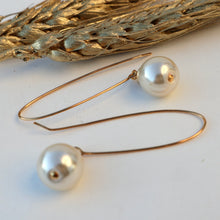 Load image into Gallery viewer, Pearl gold earrings