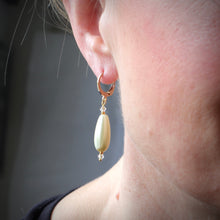 Load image into Gallery viewer, Oblong Pearl Earrings