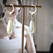 Load image into Gallery viewer, Oblong Pearl Earrings