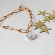 Load image into Gallery viewer, Keishi Pearl Gold Link Bracelet