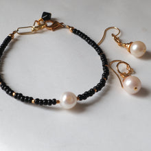 Load image into Gallery viewer, Pearl & Black Bracelet
