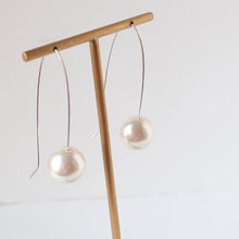 Load image into Gallery viewer, Pearl and Silver earrings