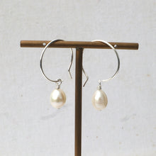 Load image into Gallery viewer, Sterling silver freshwater pearl hoop earrings 