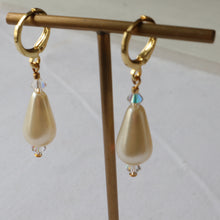 Load image into Gallery viewer, Oblong Pearl Earrings