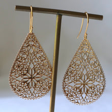 Load image into Gallery viewer, Gold Filigree Earrings