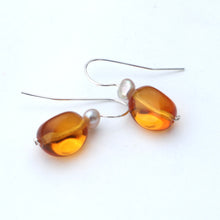 Load image into Gallery viewer, Golden glass and freshwater pearl handmade irish earrings 