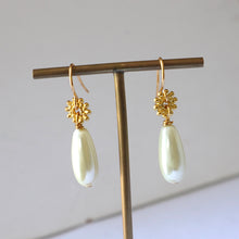 Load image into Gallery viewer, Ivory pearl drop earrings