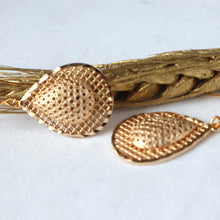 Load image into Gallery viewer, Gold Filigree Earrings