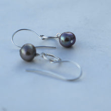 Load image into Gallery viewer, Deep Silver Grey pearl earrings