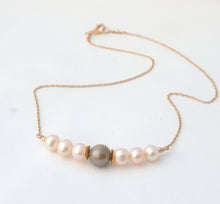 Load image into Gallery viewer, Cream pearl necklace