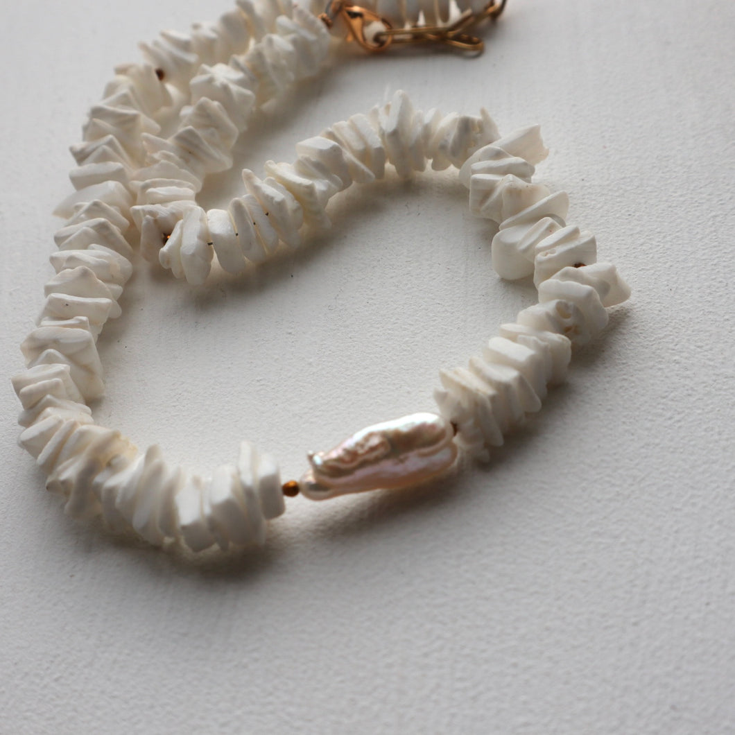 White shell necklace with pearls