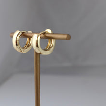 Load image into Gallery viewer, Chunky gold hoop earrings 