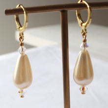 Load image into Gallery viewer, Pearl earrings