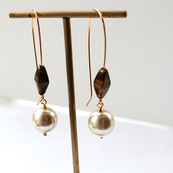 Pearl earrings with Tortoise shell Bead