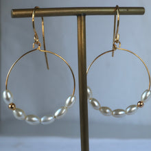 Load image into Gallery viewer, Handmade pearl hoop earrings 