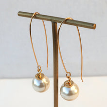 Load image into Gallery viewer, Gold and pearl handmade earrings 