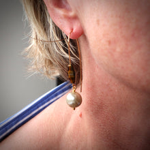 Load image into Gallery viewer, Pearl earrings with Tortoise shell Bead