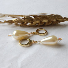 Load image into Gallery viewer, Oblong Pearl Earrings