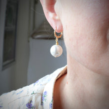 Load image into Gallery viewer, huggie style pearl hoops earrings