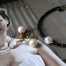 Load image into Gallery viewer, Pearl &amp; Black Bracelet