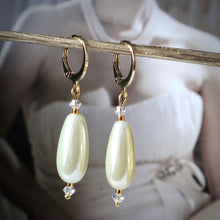 Load image into Gallery viewer, Oblong Pearl Earrings