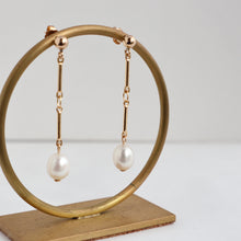 Load image into Gallery viewer, freshwater pearl gold chain handmade irish earrings 