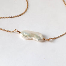Load image into Gallery viewer, pearl bar gold necklace