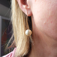 Load image into Gallery viewer, Pearl and Silver earrings