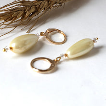 Load image into Gallery viewer, Oblong Pearl Earrings