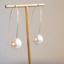 Load image into Gallery viewer, swavorski white pearl earrings